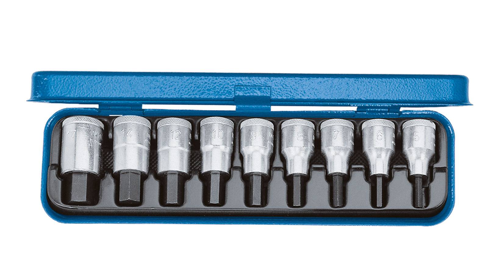 Ein metallener Steckschlüssel-Satz in einer blauen Box. Enthält neun verschiedene Größen von Steckaufsätzen, die in einer Reihe angeordnet sind.