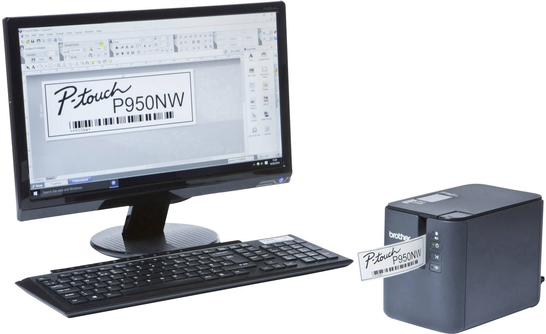 Ein Computer mit Bildschirm, auf dem ein Etikettendesign zu sehen ist, verbunden mit einem Etikettendrucker, der ein Etikett ausdruckt.