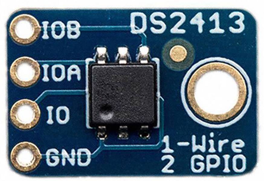 'DS2413' Microcontroller-Modul mit Beschriftungen: I0B, I0A, IO, GND, 1-Wire, 2 GPIO. Rechteckige Platine mit mehreren Anschlusslöchern.