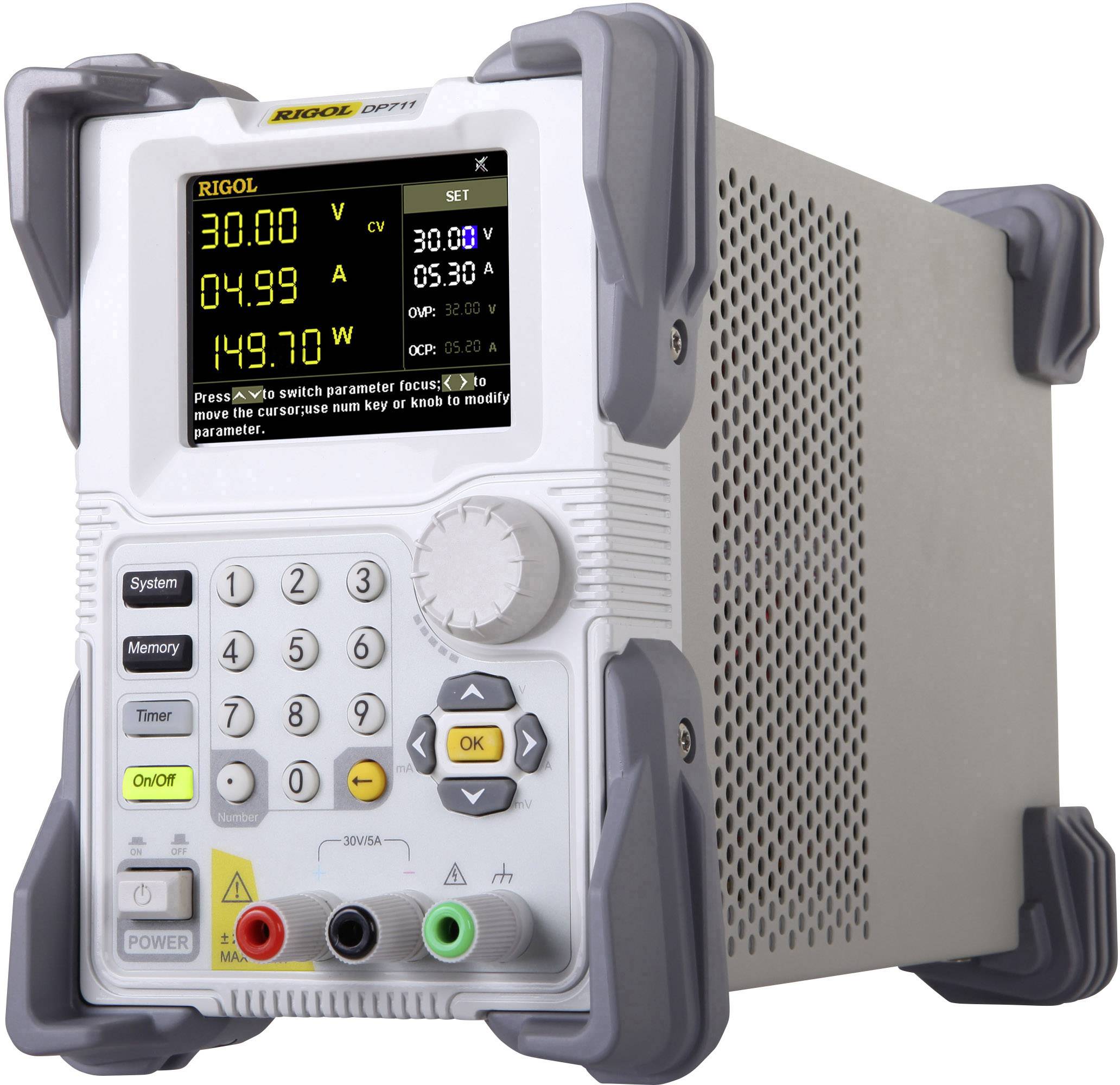 Ein weißes, graues und gelbes digitales Labornetzgerät mit Display zeigt Werte 30V, 4,99A an. Knöpfe und Anschlüsse an der Vorderseite.
