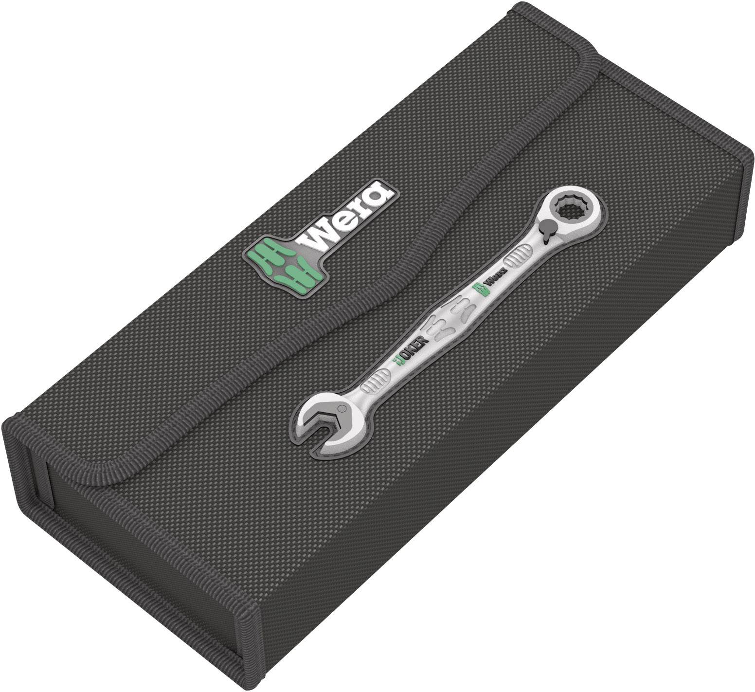 Ein Wera-Werkzeugset in einer schwarzen, rechteckigen Tasche mit einem herausstehenden Ringschlüssel oben, Logo sichtbar.