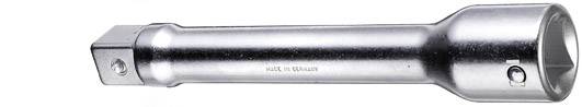 Eine silberne Verlängerung für Steckschlüssel mit quadratischem Ende links und sechseckigem Ende rechts, Beschriftung 'Made in Germany'.