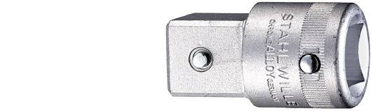 Eine metallene Adapterkupplung von Stahlwille zum Verbinden von verschiedenen Stecknüssen, in silberner Farbe mit eingravierter Aufschrift.