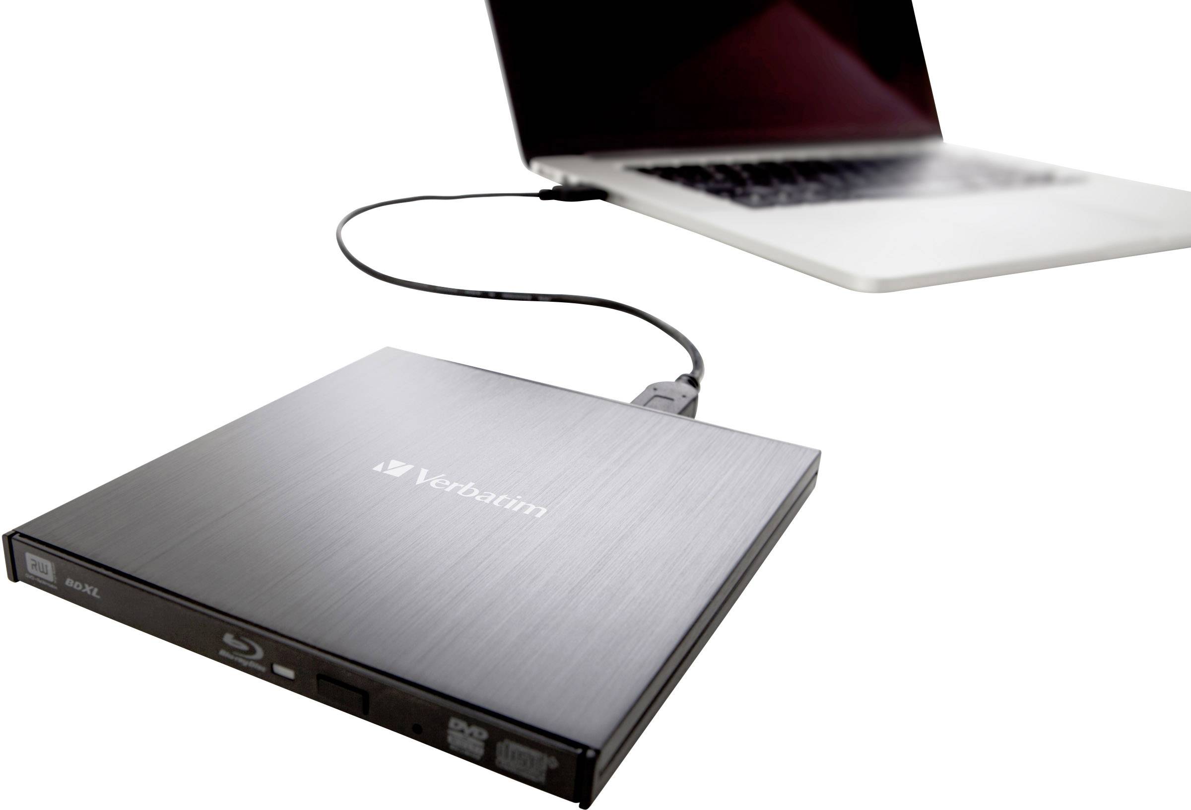 Externes Blu-ray-Laufwerk von Verbatim, angeschlossen an einen Laptop. Der Laptop ist geöffnet und beide Geräte sind durch ein Kabel verbunden.