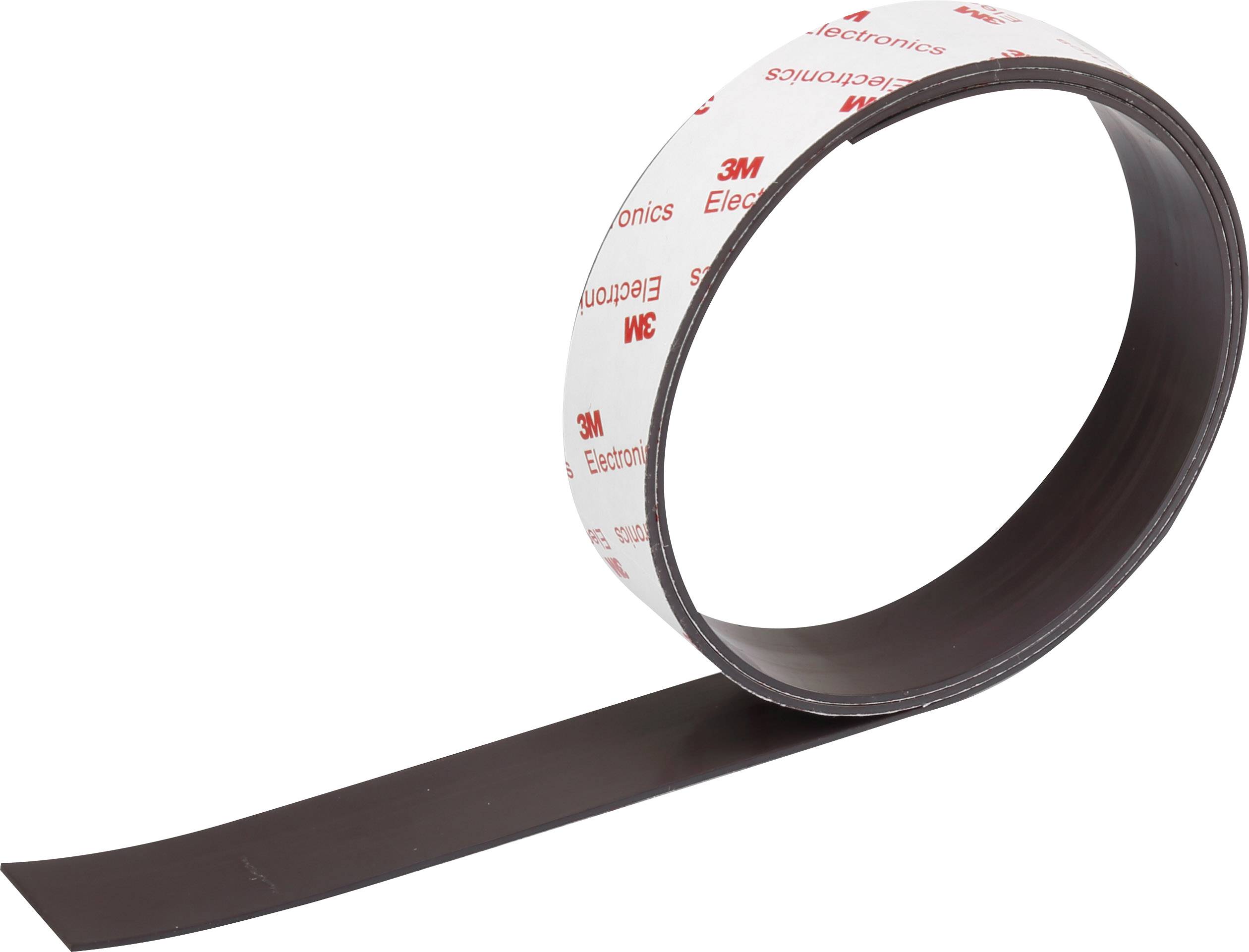 Eine Rolle selbstklebendes Magnetband mit weißer Schutzfolie und roten Aufdrucken, halb abgewickelt auf einem weißen Hintergrund.