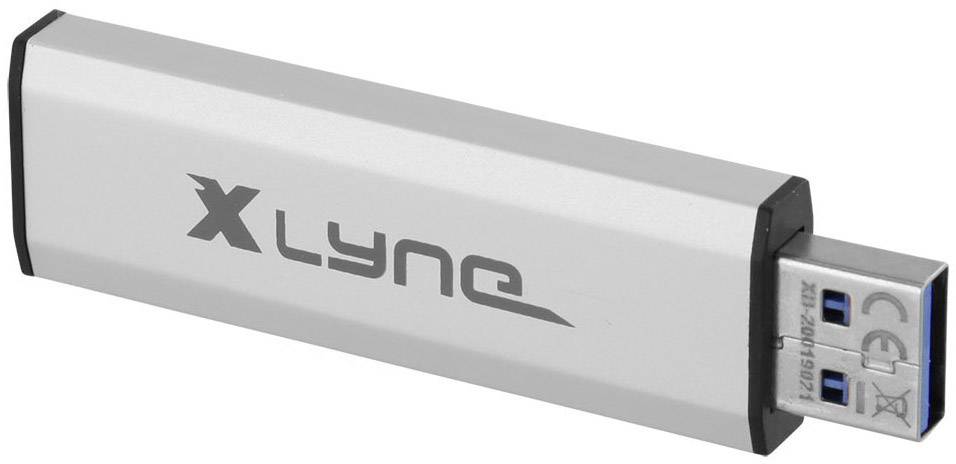 Silberner USB-Stick mit der Aufschrift 'Xlyne' auf der Seite, zeigt den Anschlussstecker und Teile des Gehäuses.