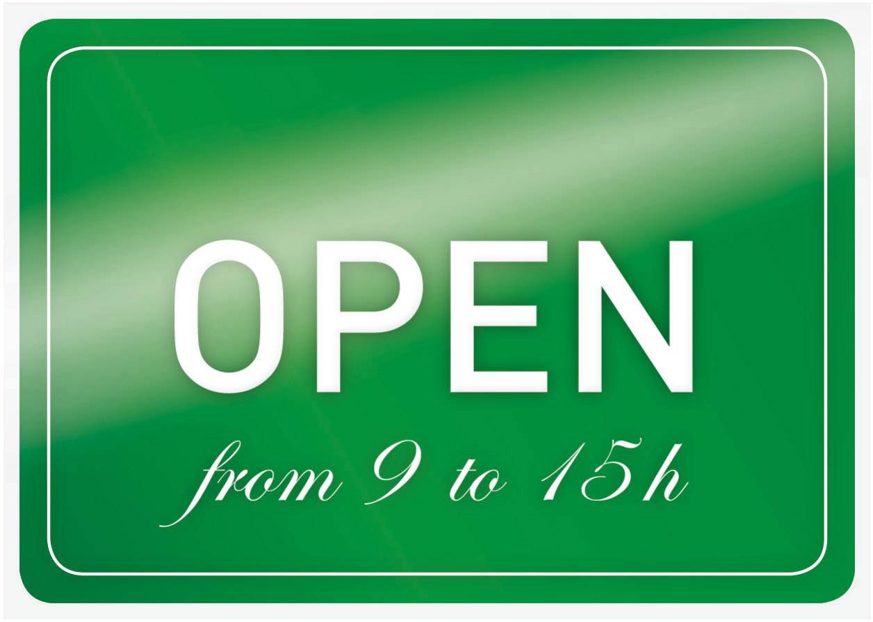Ein grünes Schild mit der Aufschrift 'OPEN from 9 to 15h', was auf die Öffnungszeiten hinweist.