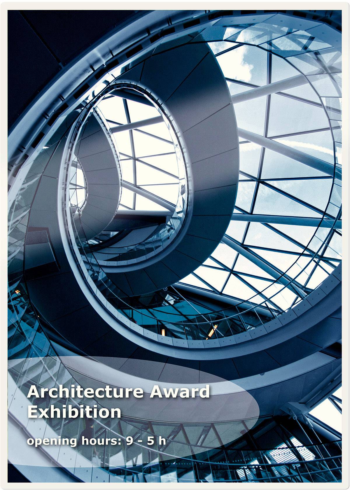 Ausstellung eines Architekturpreises. Sicht auf eine moderne Wendeltreppe mit Glasdach. Öffnungszeiten: 9 bis 17 Uhr.