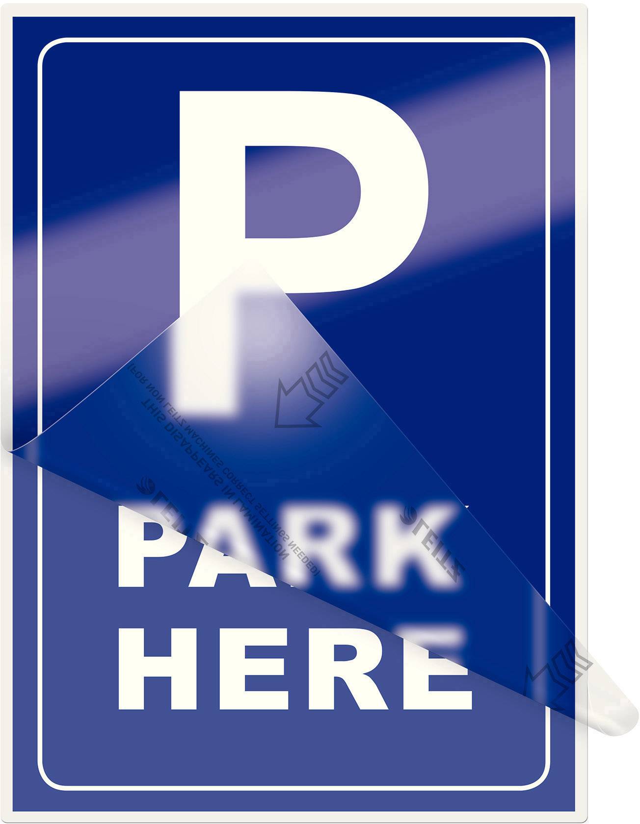 Blaues Schild mit großem weißen Buchstaben 'P' und in kleiner Schrift 'PARK HERE', Hinweis auf Parkbereich.