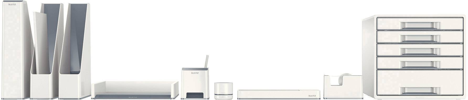 Büroorganisationsartikel in Weiß, einschließlich Aktenordnern, Papierkorb, Briefablage, Stifteköcher, Heftgerät und Schubladensystem, aufgereiht vor einem neutralen Hintergrund.