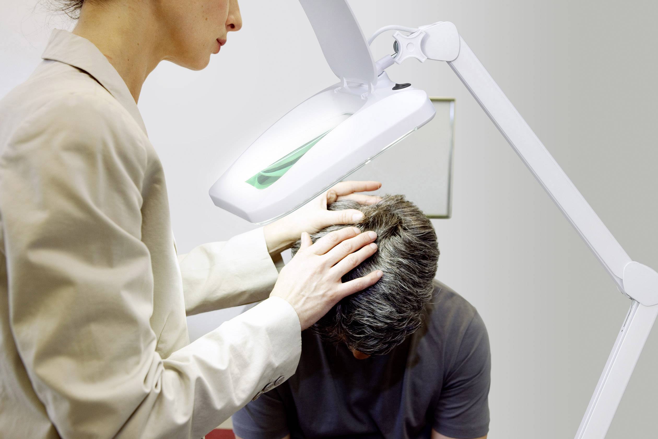 TOOLCRAFT TO-7567476 LED Lupenleuchte 60 SMD LED 7.5 x 6.2 900lm Vergrößerungsfaktor=1.75 x 2021 Energieeffizienzklasse F (A - G)