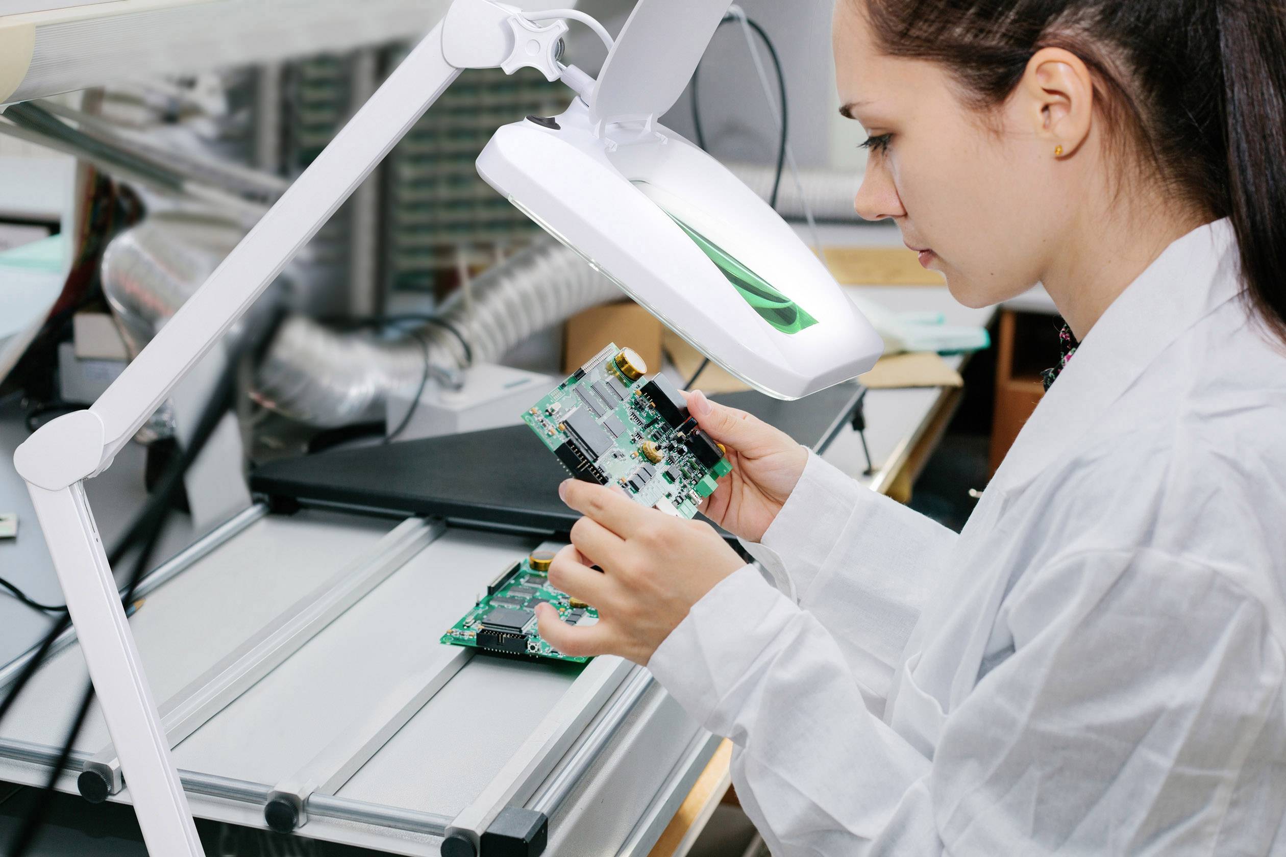 TOOLCRAFT TO-7567476 LED Lupenleuchte 60 SMD LED 7.5 x 6.2 900lm Vergrößerungsfaktor=1.75 x 2021 Energieeffizienzklasse F (A - G)