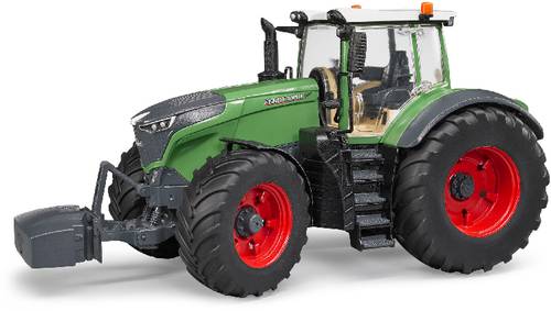 Ein grüner Traktor mit großen schwarzen Reifen und rotem Felgen auf weißem Hintergrund.