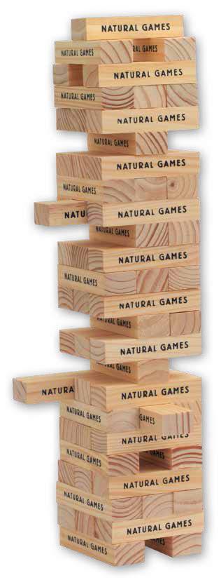 Holzspiel Jenga-Turm in unvollständigem Zustand, einige Blöcke fehlen oder sind verschoben, was Instabilität verursacht.