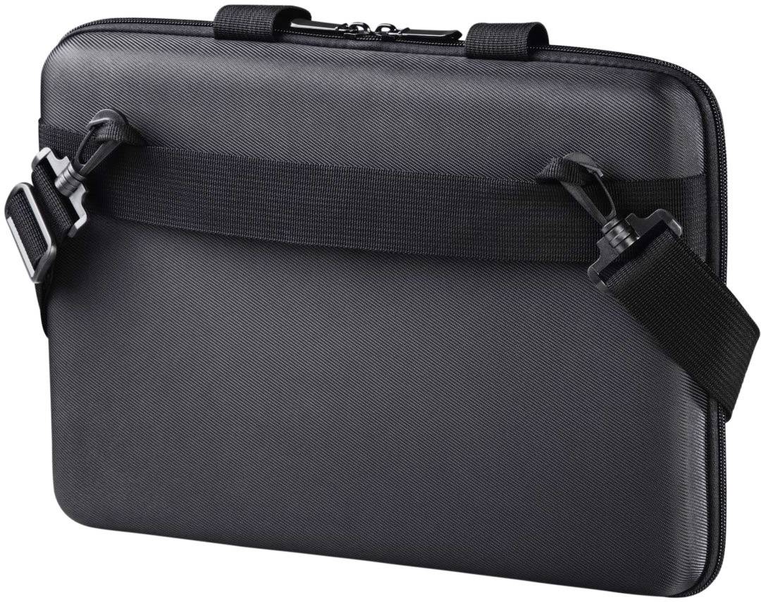 Schwarze Laptoptasche aus Stoff mit Reißverschluss und verstellbarem Schultergurt, flach liegend auf weißem Hintergrund.