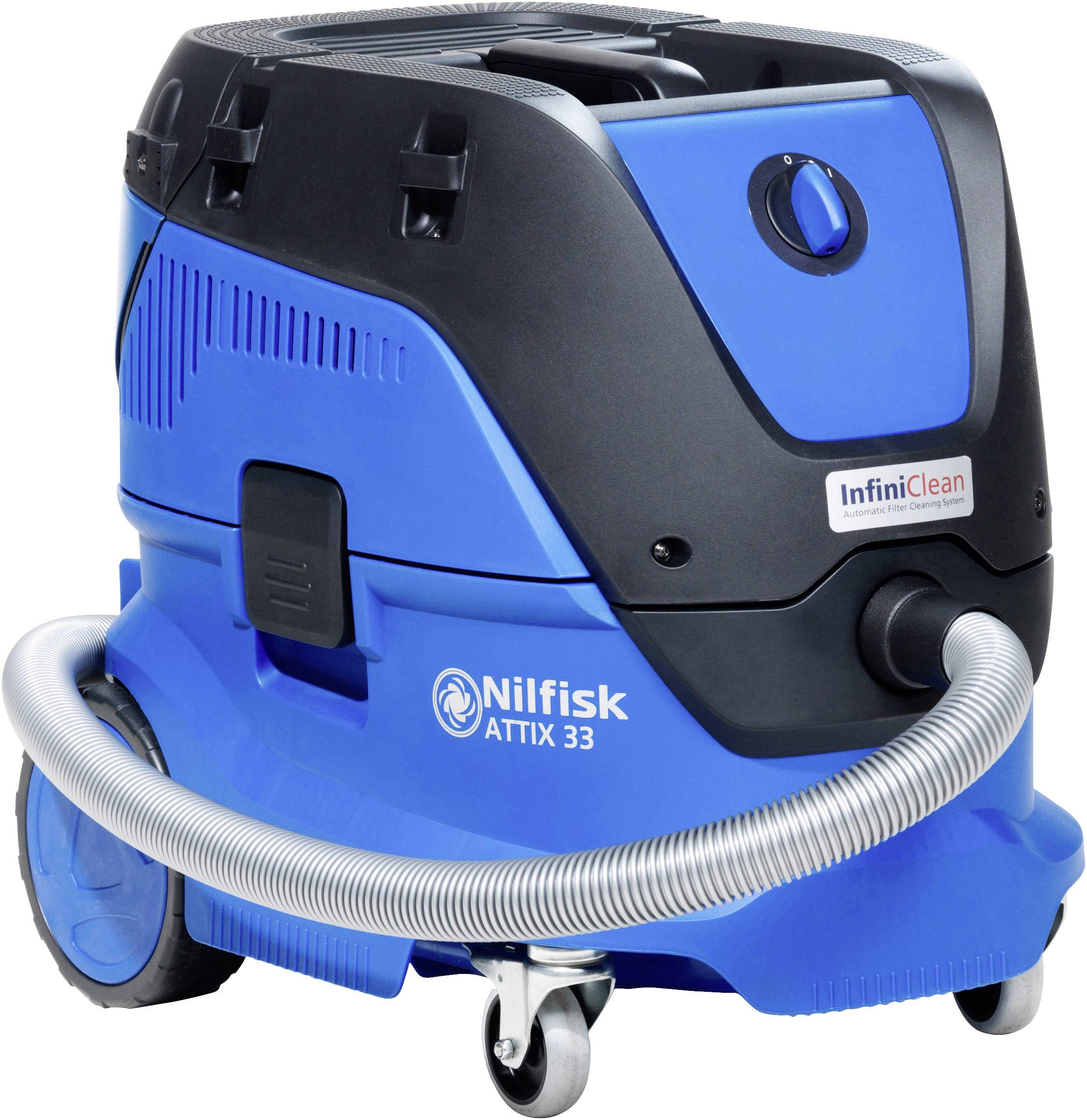 Ein blauer Industriestaubsauger mit schwarzem oberen Teil und grauem Schlauch. Marke 'Nilfisk Attix 33' und Logo 'InfiniClean'.