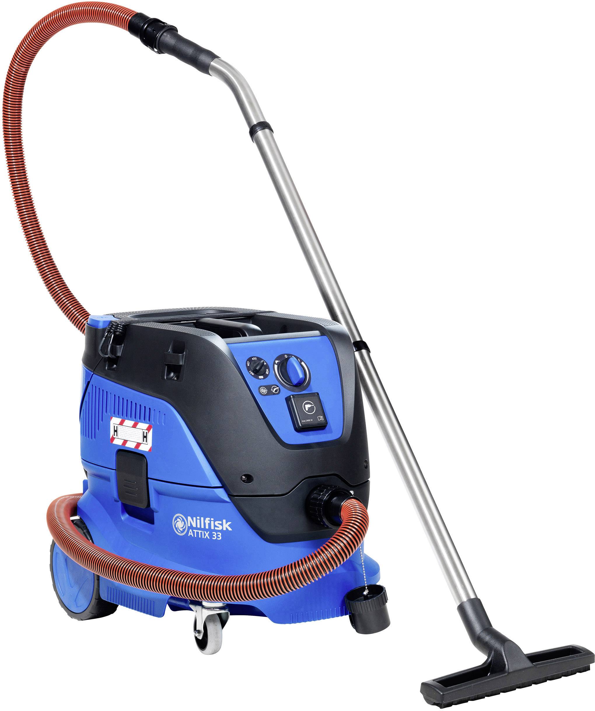 Ein blauer Industriestaubsauger mit Schlauch und länglichem Saugrohr. Das Gerät steht auf Rädern und hat einen schwarzen Griff.