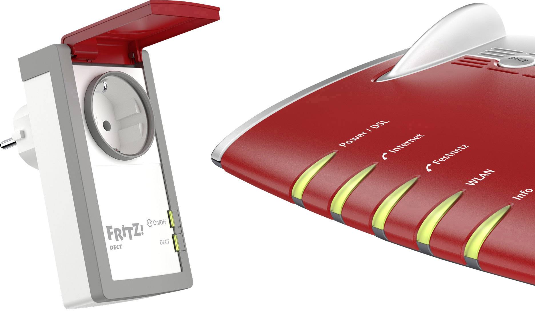 Eine FRITZ!DECT-Steckdose neben einem roten FRITZ!Box-Router. Beide Geräte sind für die Heimnetzwerksteuerung und -verbindung gedacht.