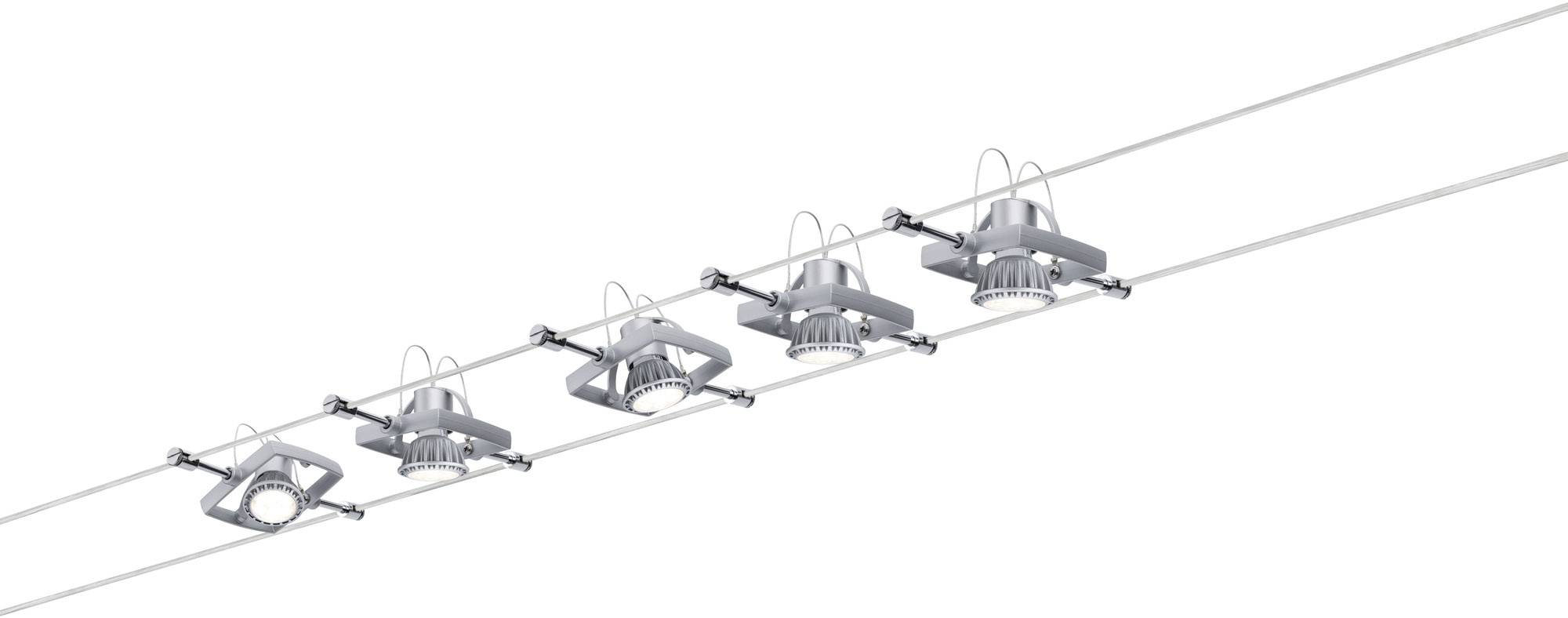 Fünf moderne Deckenstrahler sind in einer Reihe an einem Seilsystem montiert. Die Leuchten sind aus Metall und haben runde LED-Lampen.