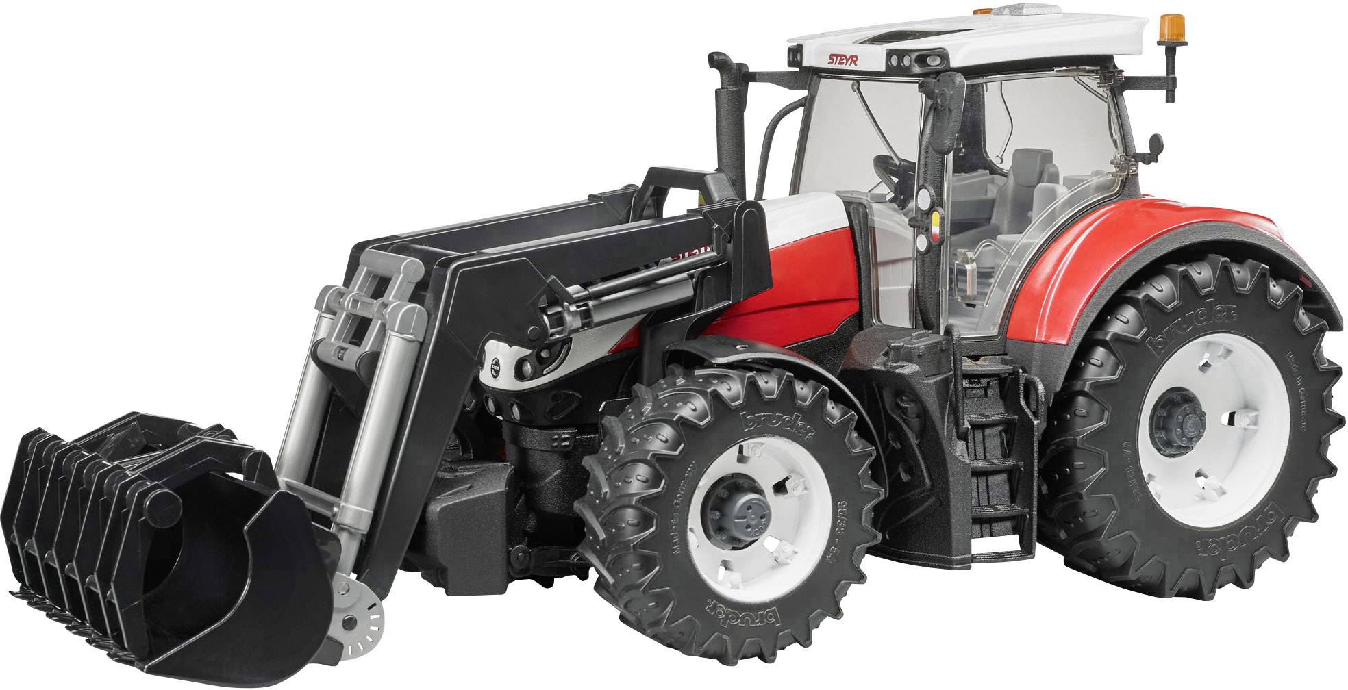 Ein roter Spielzeugtraktor mit großer Schaufel und schwarzen Reifen. Steht auf einer ebenen Fläche, Seitenansicht zeigt Details.