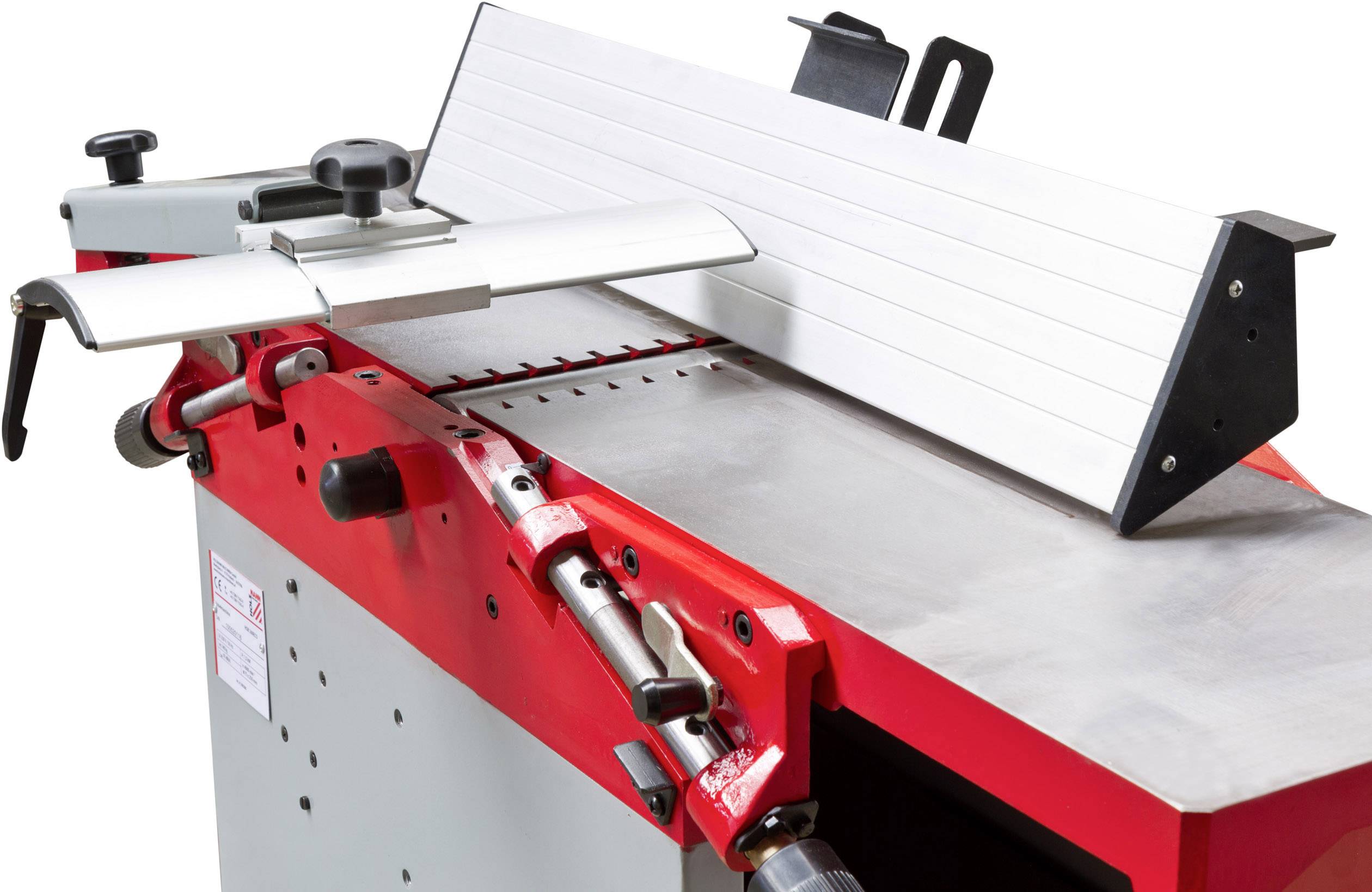 Eine rote Hobelmaschine mit silbernen Metallteilen und einem verstellbaren Zaun. Sie wird in der Holzverarbeitung verwendet.