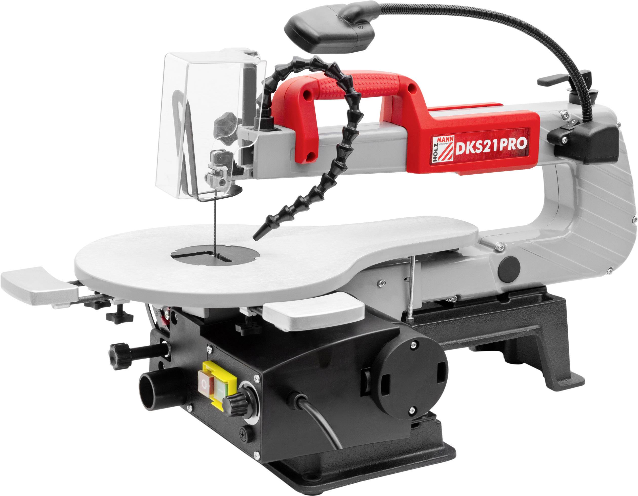 Laubsäge 'DKS21PRO' mit rotem Griff, flexibel einstellbarem Blatt und stabilem Standfuß. Auf einem Tisch in einer Werkstatt platziert.