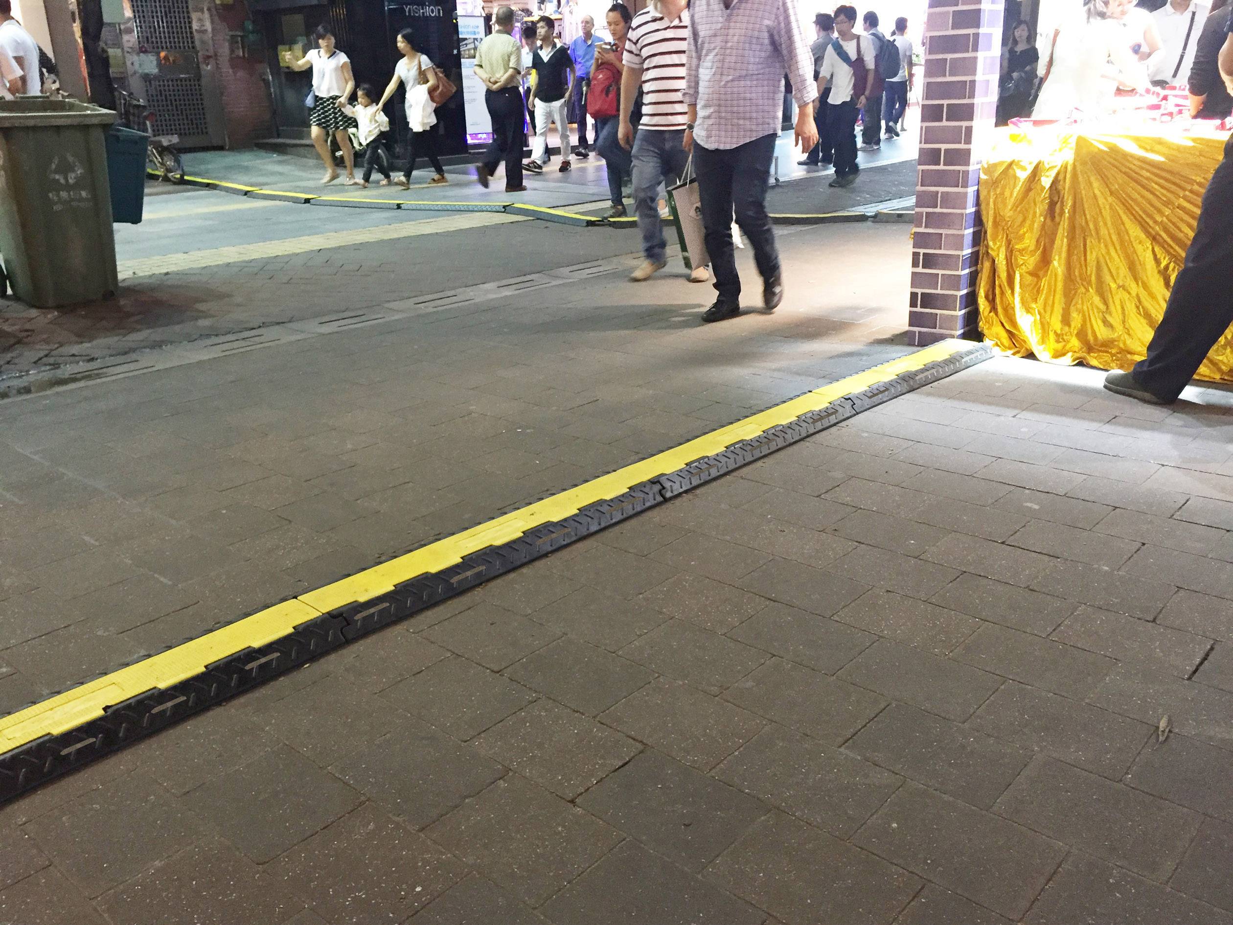 VISO Kabelbrücke CP202 Schwarz, Gelb Anzahl Kanäle: 2 500mm Inhalt: 1St.