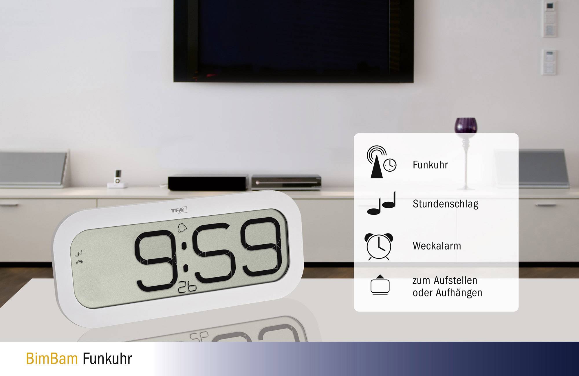 Digitaluhr im Wohnzimmer, zeigt 9:59 an. Funktionen: Funkuhr, Stundenschlag, Weckalarm, zum Aufstellen oder Aufhängen. Marke: BimBam.