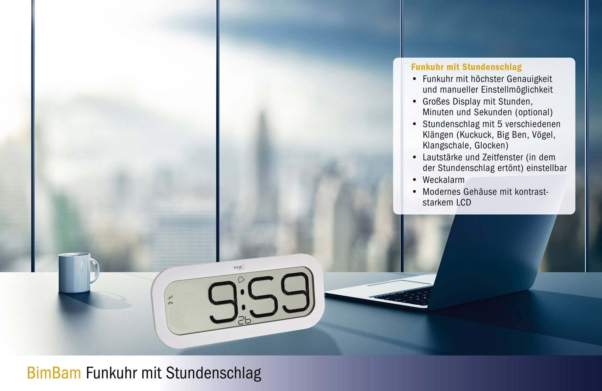 'Moderne Funkuhr mit Stundenschlag' auf einem Schreibtisch. Großer Bildschirm, lautes Klingeln. Umgeben von Panoramafenster und Laptop.