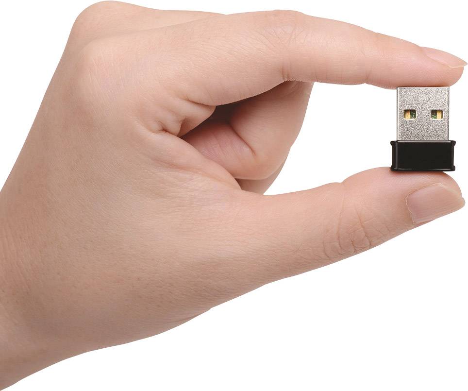 Eine Hand hält einen kleinen USB-Stick zwischen Daumen und Zeigefinger. Der USB-Stick ist schwarz und silberfarben.