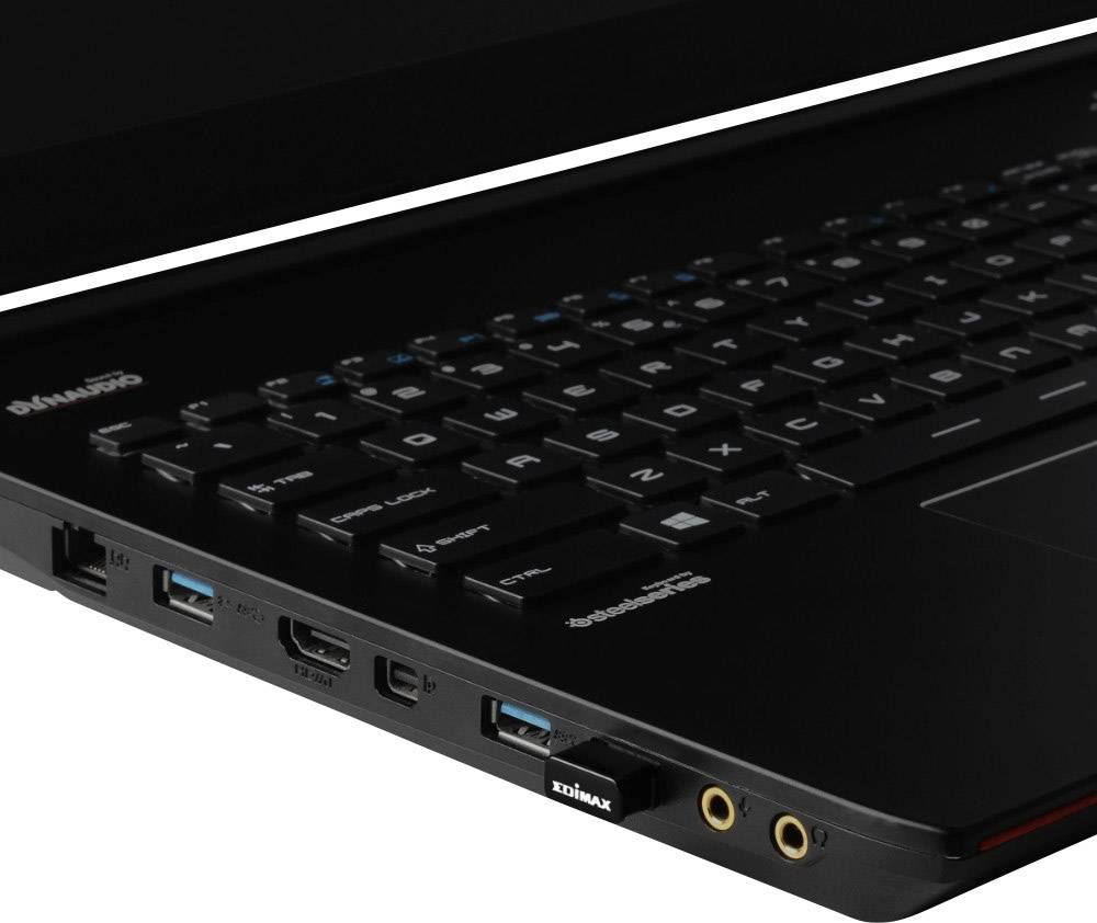 Ein Laptop mit einer angeschlossenen schwarzen USB-Erweiterung. Zu sehen sind die linke Seitenleiste mit Anschlüssen und teilweise die Tastatur.