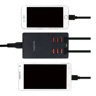 Zwei Smartphones, die über ein Mehrfach-Ladegerät verbunden sind, das sechs USB-Anschlüsse bietet und gleichzeitig auflädt.