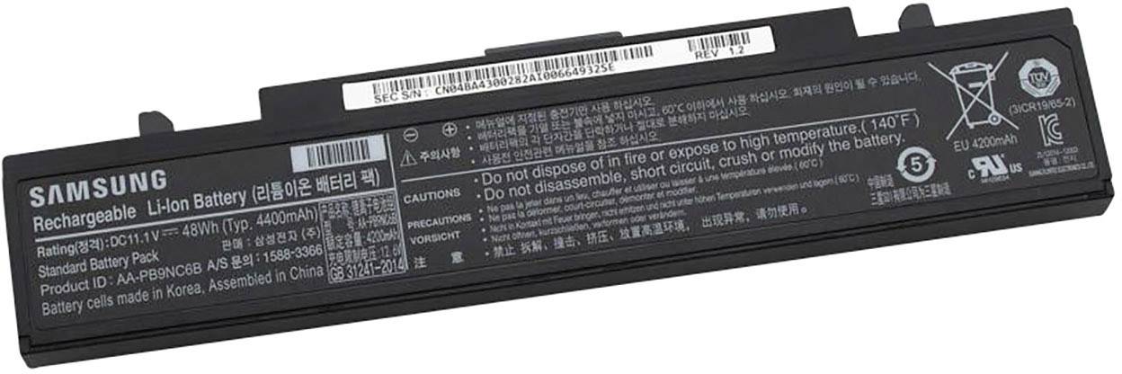 Lithium-Ionen-Akku mit Aufschrift 'Samsung Rechargeable Li-ion Battery'. Warnt vor Entsorgung im Feuer oder bei hohen Temperaturen.