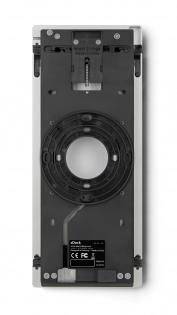 Ein rechteckiges, schwarzes elektronisches Gerät, das hinten eine runde Öffnung hat und unten einige Beschriftungen, darunter 'CE' und 'FC'.