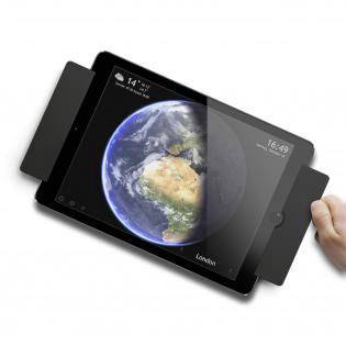 Ein Tablet zeigt die Erde mit Wetterinformationen für London. Eine Hand hält das Gerät.