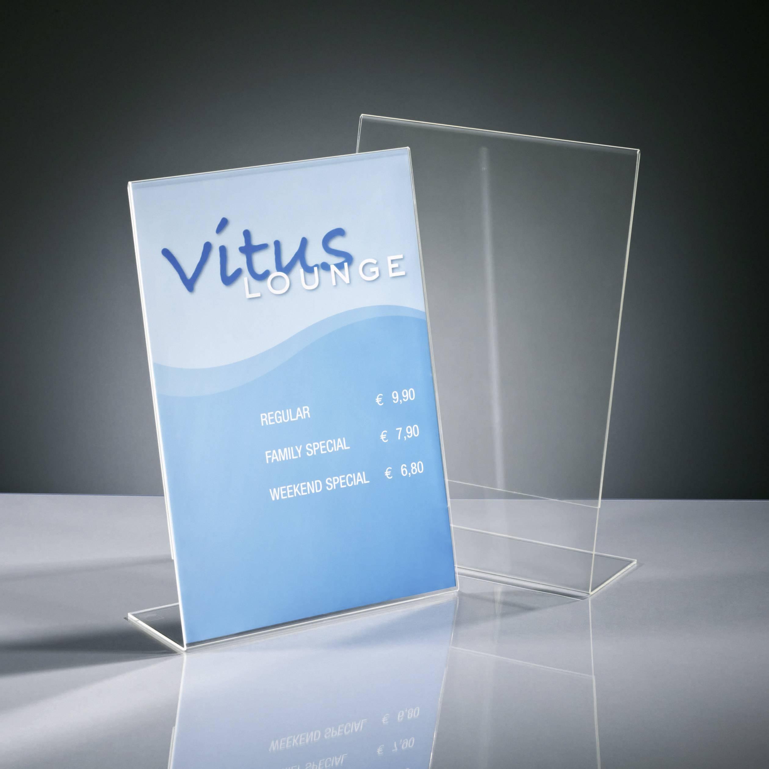 Preisliste für Vitus Lounge auf einem Tischaufsteller. Preise: Regular 9,90 EUR, Family 7,90 EUR, Weekend Special 6,80 EUR.