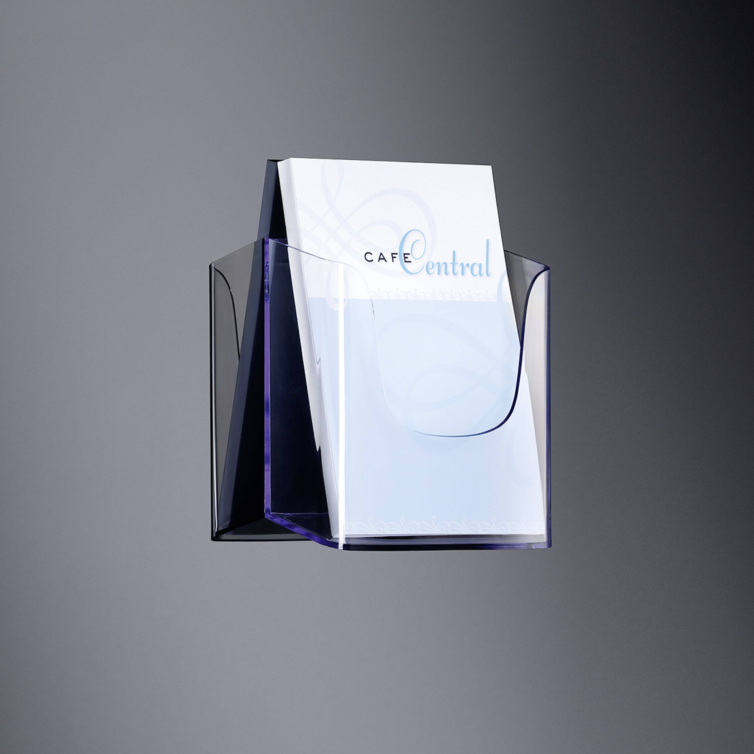 Ein Plexiglas-Prospekthalter an der Wand hält Broschüren mit der Aufschrift 'Café Central'. Klarer, minimalistischer Stil.