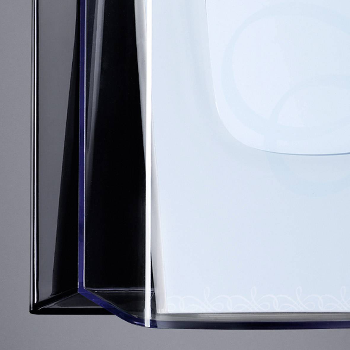 Ein transparentes und blaues geometrisches Kunstwerk schwebt vor einem grauen Hintergrund.