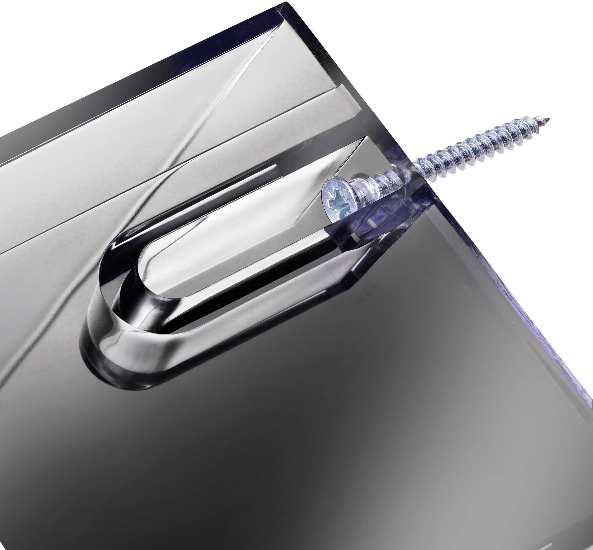 Eine Metallplatte mit schrägen Kanten und einer Kreuzschlitzschraube, die in einen dafür vorgesehenen Schlitz eingefügt ist.