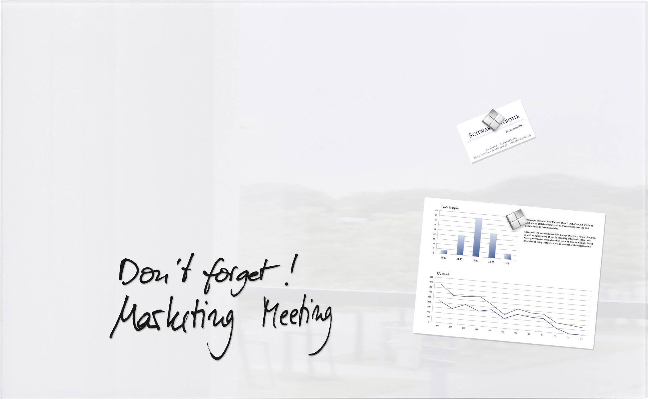 Auf einem Whiteboard steht 'Don't forget! Marketing Meeting'. Daneben sind eine Visitenkarte und ein Diagramm mit Balken und Linien angeheftet.