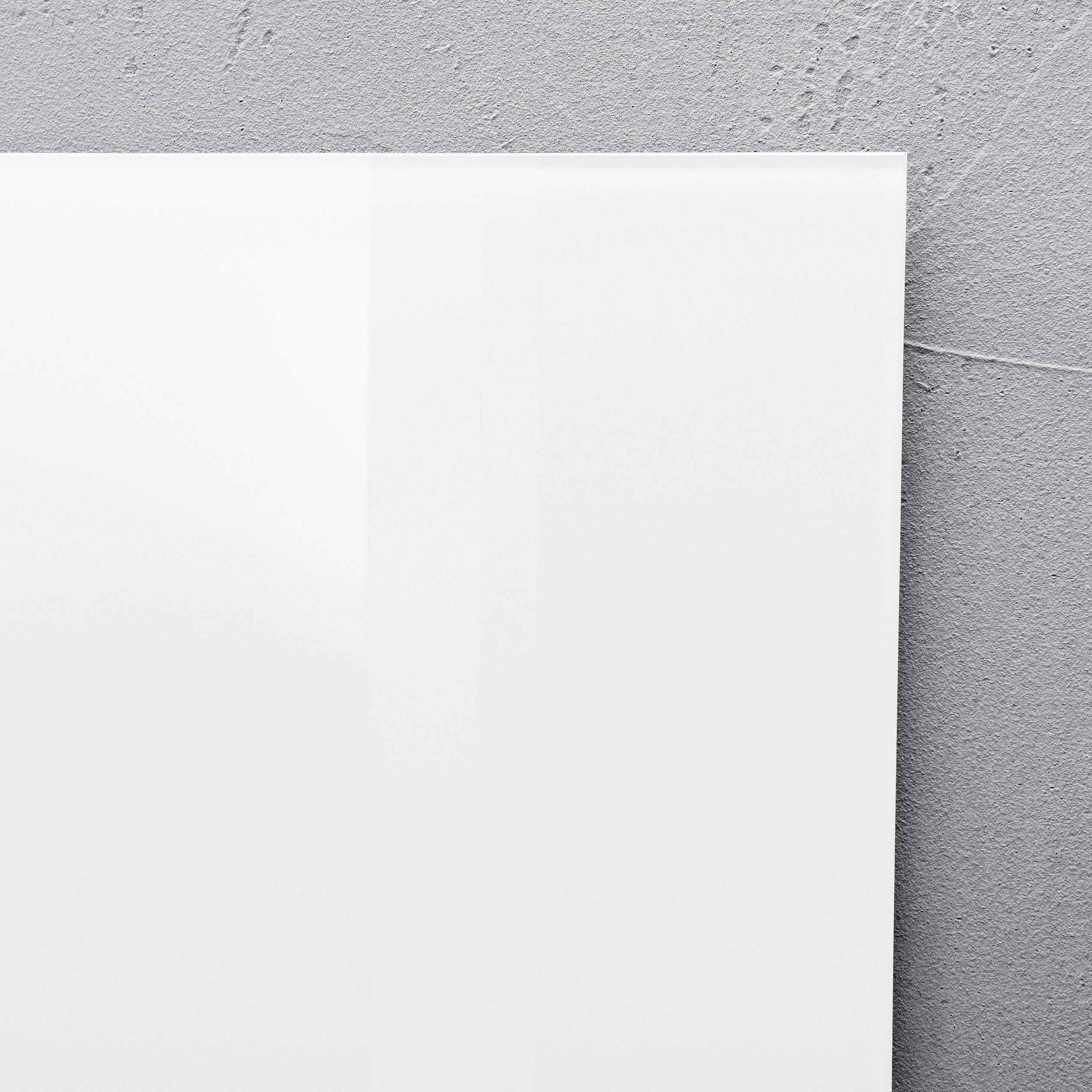 Weiße Wand auf grauem Betonhintergrund.