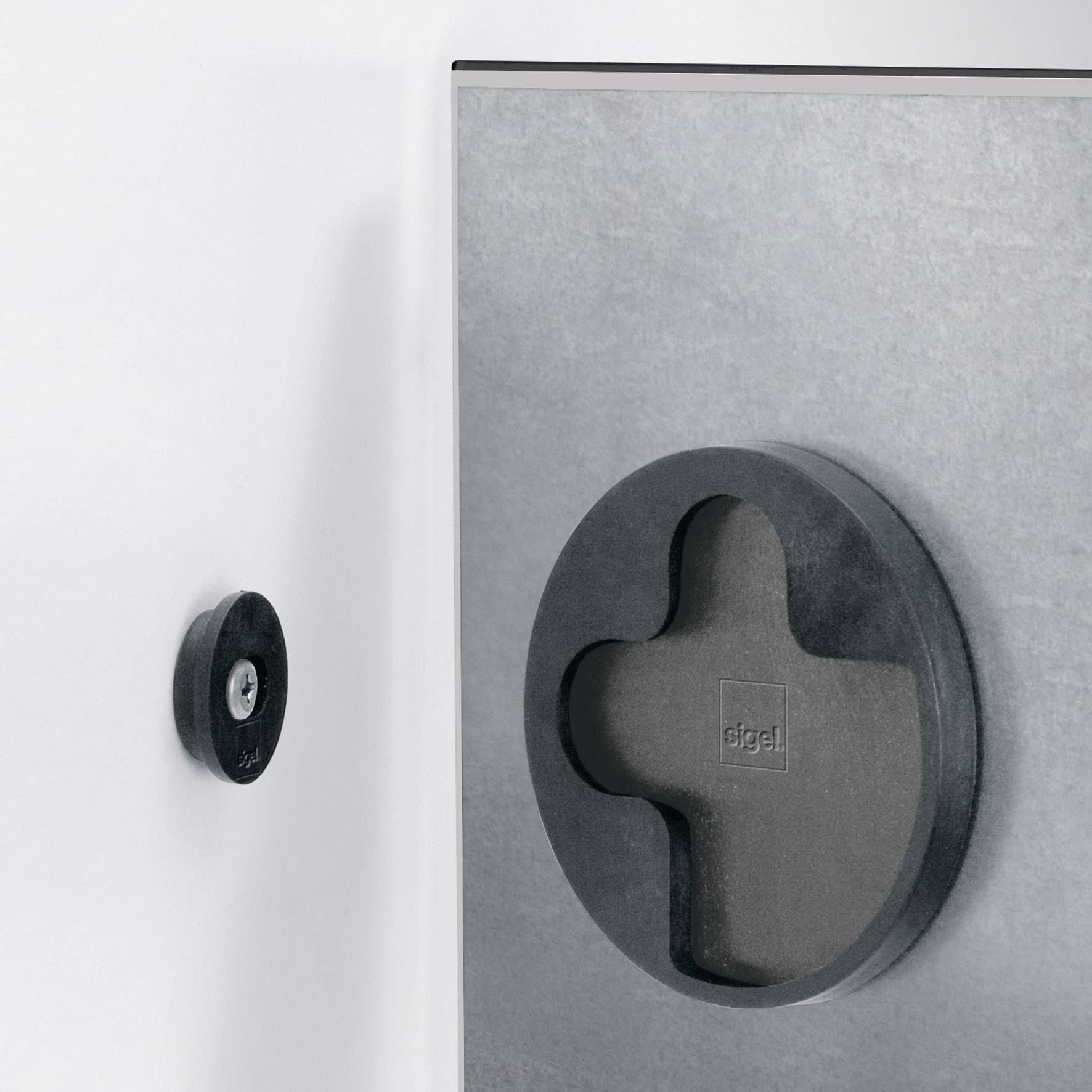 Ein Metallkasten mit einem runden, schwarzen Schließmechanismus an der Vorderseite. Daneben eine passende Halterung zur Befestigung.