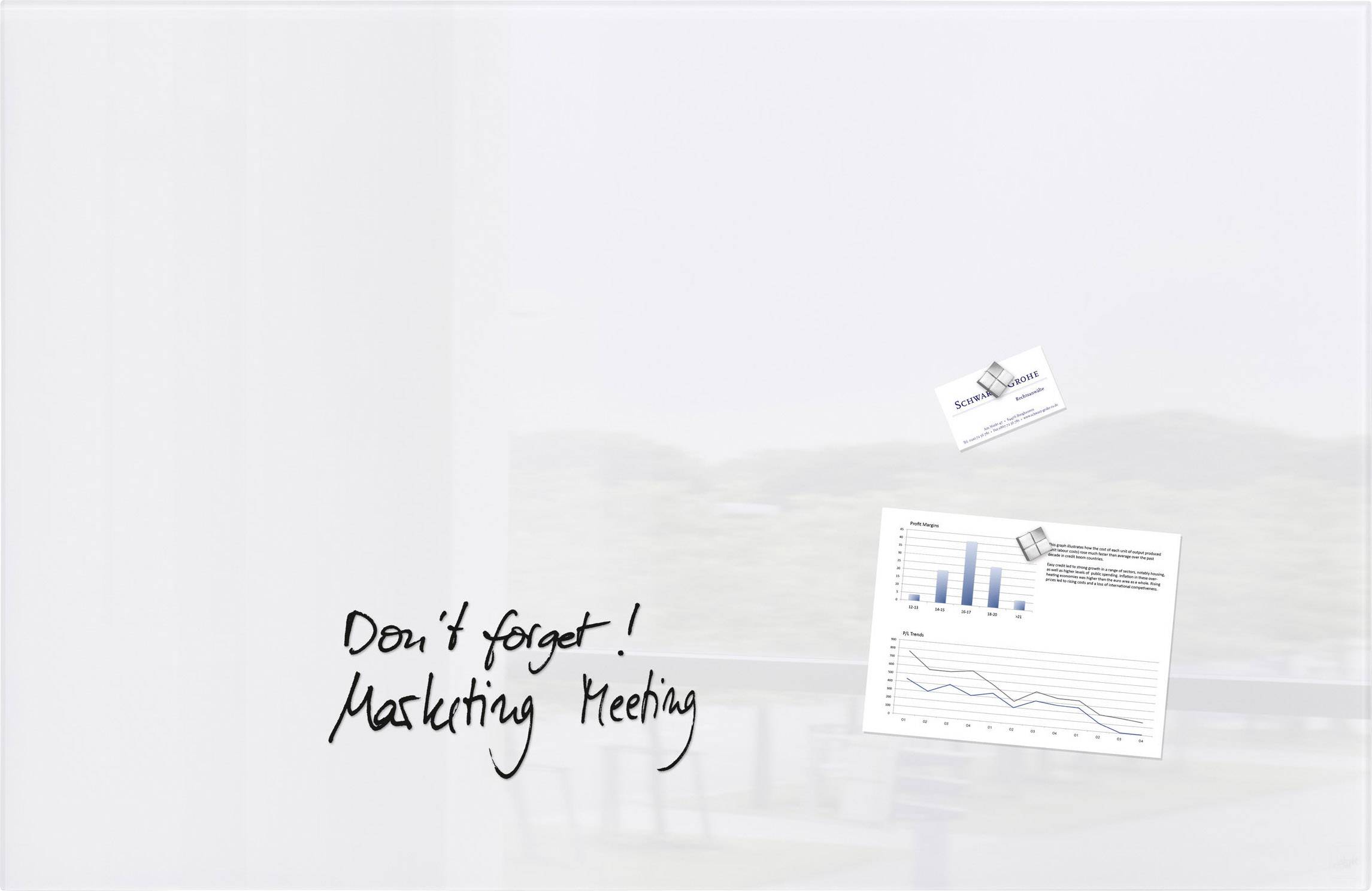 Ein Whiteboard mit handgeschriebener Notiz 'Don't forget! Marketing Meeting', darüber ein kleines Bar- und Liniendiagramm.