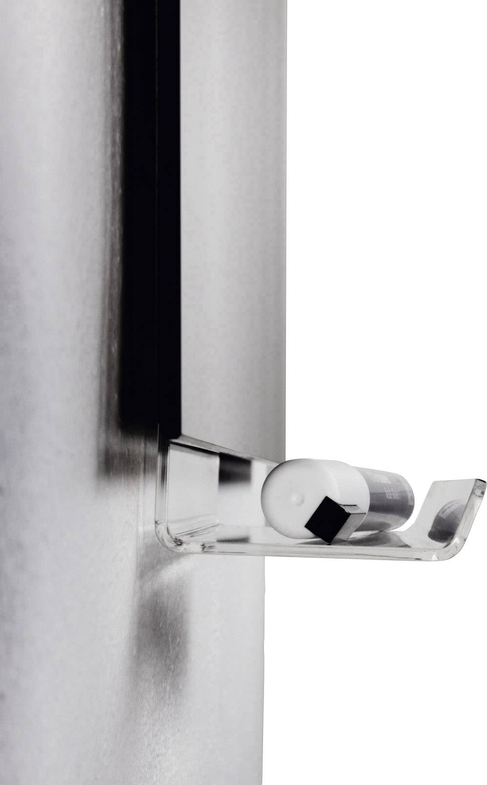 An einem metallischen Brett ist ein transparenter Halter mit schwarzem Stift befestigt.