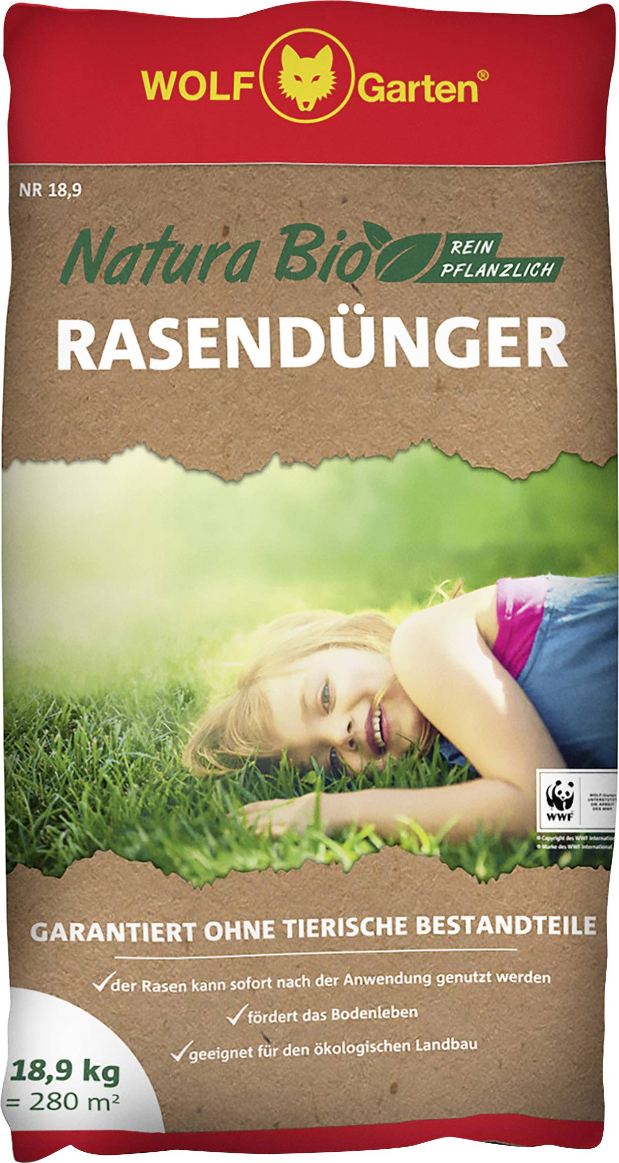 Eine Packung 'Natura Bio Rasendünger' von WOLF-Garten, mit einem Bild eines lachenden Kindes auf einer Wiese. 18,9 kg für 280 m².