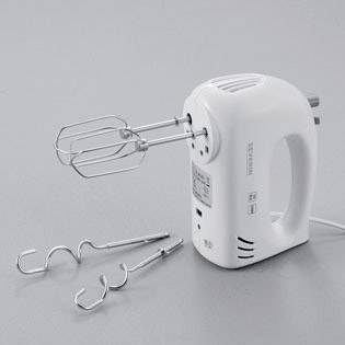 Ein weißer Handmixer mit zwei Rühraufsätzen ist abgebildet. Daneben liegen zwei Knethaken. Der Mixer hat ein ergonomisches Design.