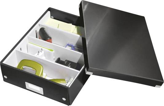 Schwarze Schublade mit Deckel, innen in Fächer unterteilt, gefüllt mit Bürobedarf wie Notizblöcken, Stiften und einer grünen Büroklammer.