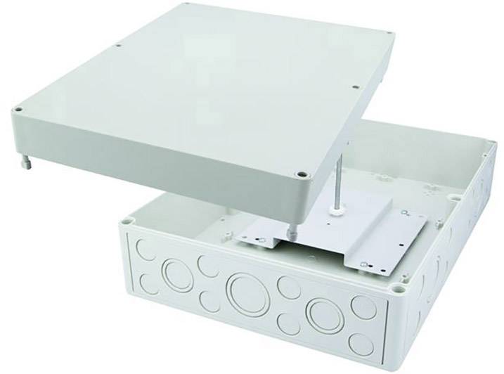 Ein rechteckiger weißer Anschlusskasten mit abnehmbarem Deckel, geeignet für elektrische Installationen, zeigt seitliche Kabelöffnungen.