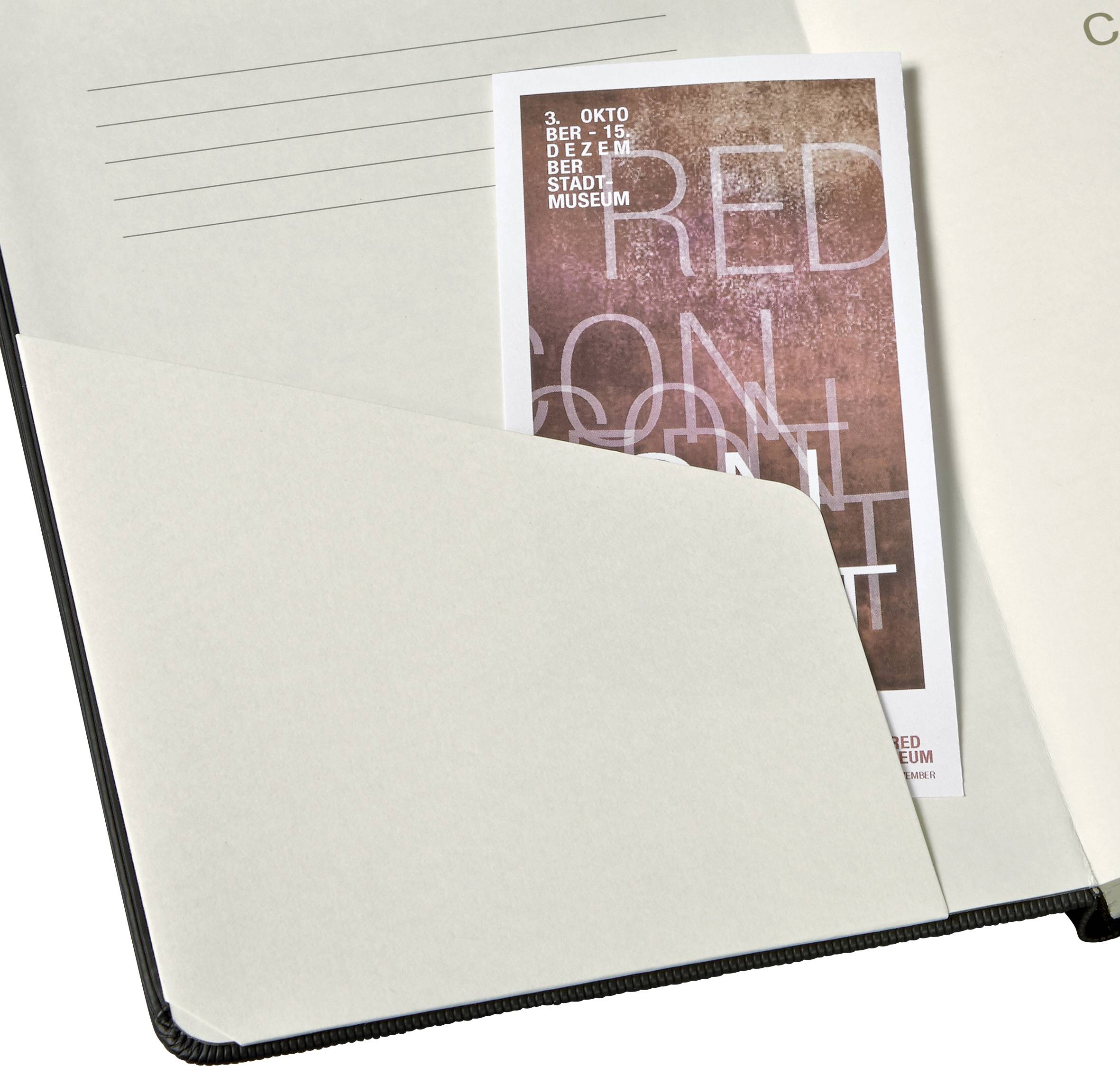 Ein rotes Poster mit dem Text 'RED CON' und Museumshinweisen steckt in einer kremfarbenen Mappe auf einem Tisch.