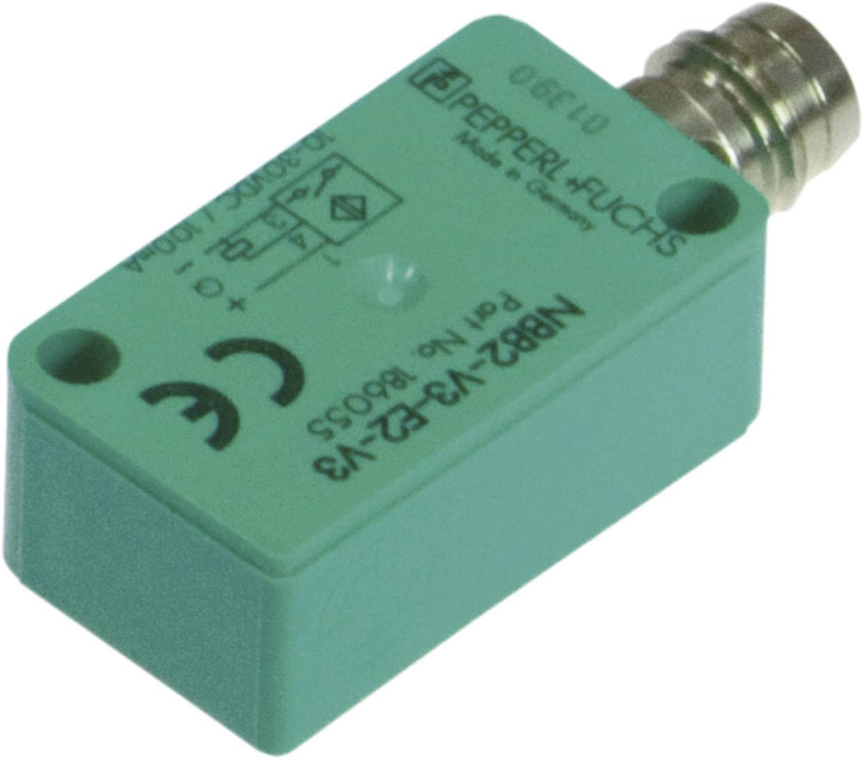 Rechteckiger induktiver Sensor von Pepperl+Fuchs in Grün mit Metallschraube oben rechts. Markiert mit CE-Zeichen und Modellnummer NBB2-V3-E2-V3.